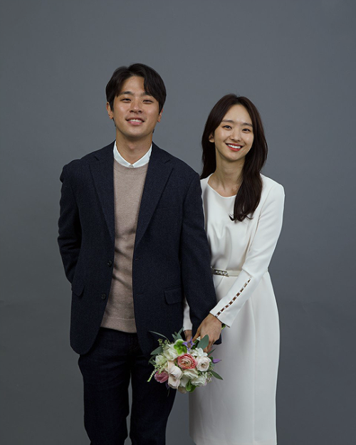 Park Jung Min & Won Jin Ahas Bae Young Jae & Song So Hyun photographed on their wedding day