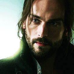 my-thoughts-of-flight:  Sleepy Hollow 1.04  look at those dainty lady fingers holding
