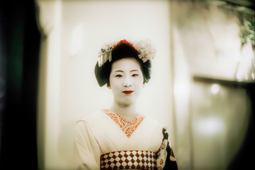 okiya:  moaan:  Summer in Kyoto by moaan.*Leica M7 *Noctilux 50mm f/1.0 *FUJI Velvia 100  Maiko Ichino, Pontocho