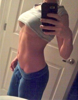 selfpic-babe:  Selfshot babe follow me here :