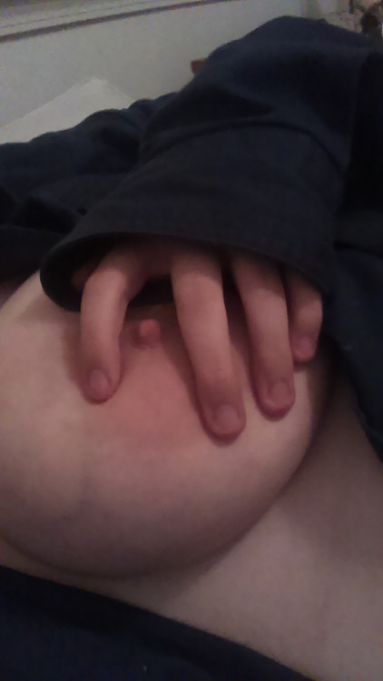 hannahs-voice:  ihavehugecock:  your boobs are huge  Yes, they are 