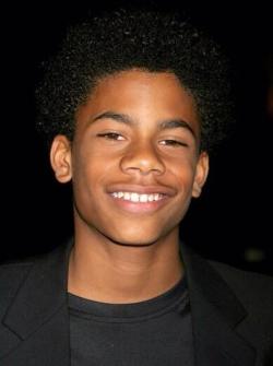 markaylaa:  Can we just take a moment to appreciate how beautiful the guy from Unfabulous grew up to be 💕