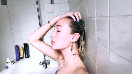 themlegs:  🛁🥀✨
