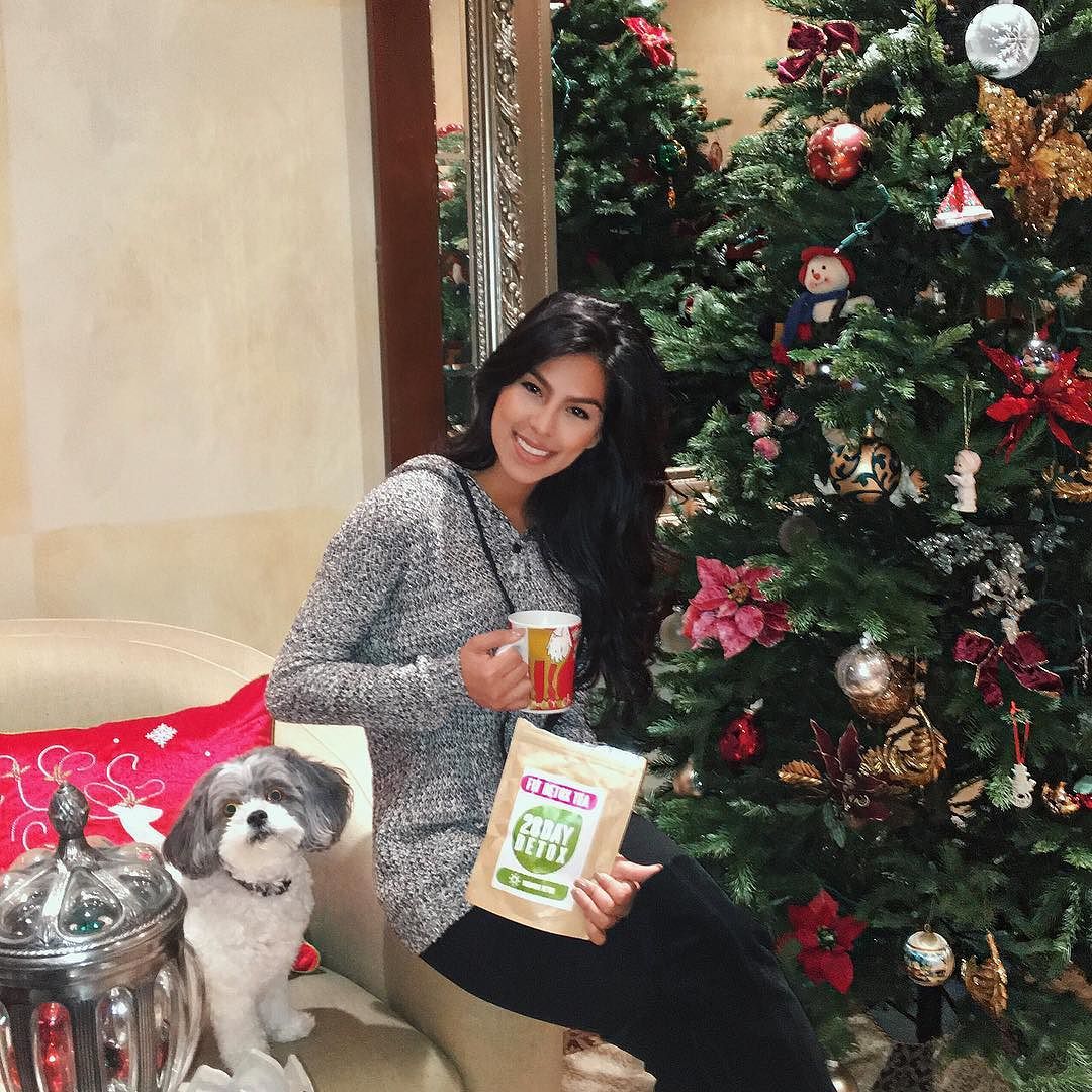Jake and I hanging by the 🎄 tree enjoying some delicious @fitdetoxteatox 🐶👧🏽
