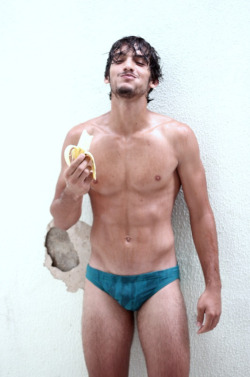 greenspeedos:  hmm..banana!