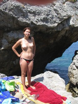 beachvoyeurguy:  hot topless girls at clothing