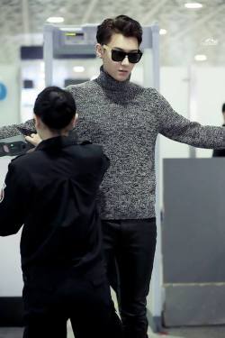 exoupdatesandstuff:  [FANTAKEN] 141214 Tao @ Shenzhen ✈ Incheon Airport  cr: mochazo 