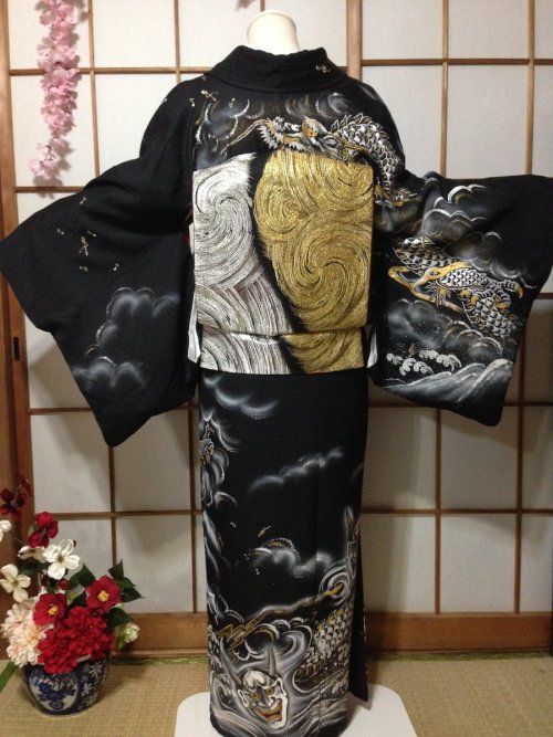 This dragon+ hannya noh mask kimono would look striking on stage! (seen on)