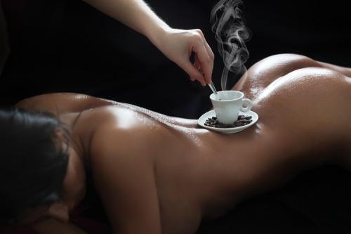 locantoner:La Senyora pren un cafè.