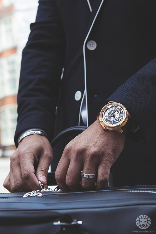 watchanish:  Cartier Calibre Multi TimeZone in rose gold.Read the full article on WatchAnish.com. 