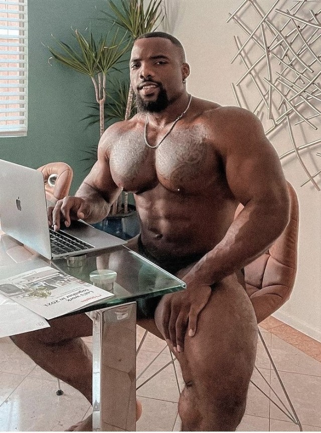 girthv:andrewthetrainer:guardsman1257-blog:Hold on let me finish watching this&hellip;get under the table 🍆🥩