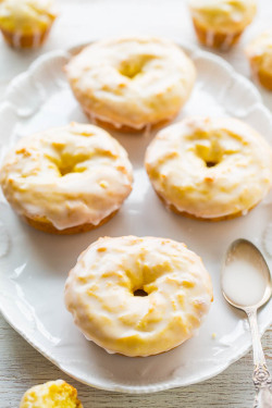 foodffs:  BAKED LEMON DONUTS WITH LEMON GLAZEReally