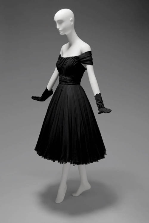 ab. 1955 Cocktail dress by James Galanos, USAwool, silk, chiffon(Chicago History Museum)