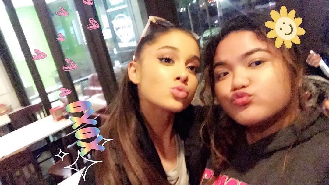 agrande-news:  November 26: Ariana Grande and Mac Miller with fans at a restaurant