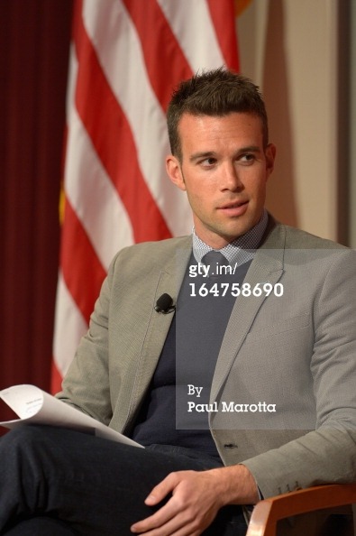 ethan-lawson-wate: justabitunlikely:  so who do I get in touch with about marrying obama’s speechwriter    