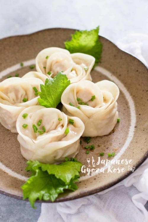 simple-japanese-recipes:Creative and pretty way to up your Gyoza game!They look kinda tricky but the