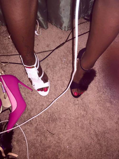 As requested pretty from head to toe #Feet shoe game on FLEEK ! PEDI game on FLEEK !!!