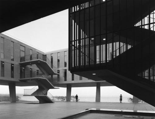 acidadebranca:  #ARCHITECTURE #PHOTO EZRA STOLLER BUY IT Ezra Stoller, #Photographer Ezra Stoller’s iconic photographs of 20th-century architectural masterpieces, such as Frank Lloyd Wright’s Fallingwater and Mies van der Rohe’s Seagram Building,