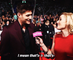 spncastdaily:Jensen’s red carpet interview at the PCAs 2013Now don’t forget to vote for Jensen as Fa