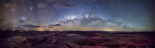 the-wolf-and-moon:   Milky Way over Moon Valley   