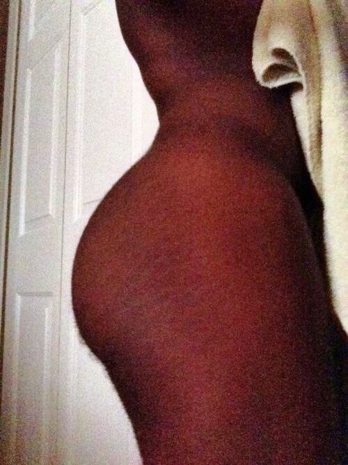 iloveazz89:  iloveazz89.tumblr.com   To submit ass pics send them to KIK : topjerzee.