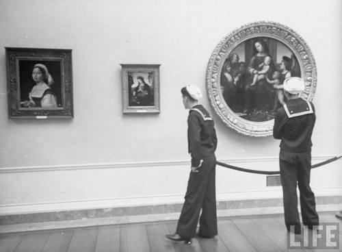 Sailors at the National Gallery of Art(Wallace Kirkland. 1943)