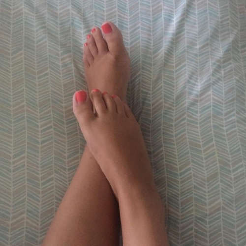 Long day of work…who wants to rub these tonight? #feetporn #footfetishnation #footporn #footf