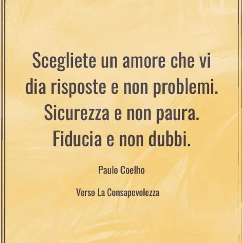 La vita è breve. Smetti di passare il tempo con le persone sbagliate e che non ti permettono di essere felice. Se qualcuno ti vuole nella sua vita, ti farà spazio senza che tu debba lottare per ottenerlo. Non restare mai con una persona che ti ignora...