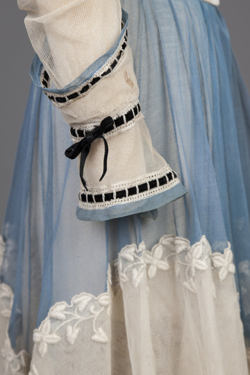 Up Close: Dress, 1910s (Goldstein Museum of Design)