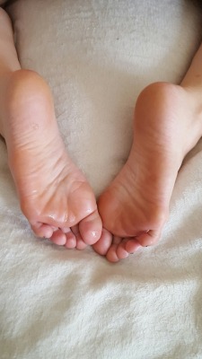 myprettywifesfeet:  one of my pretty wifes favorite places to catch a load 😉.please comment