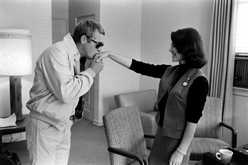 Steve McQueen, Natalie Wood / during production of Robert Mulligan’s Love with the Proper Stra