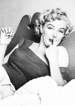 missmonroes:Marilyn Monroe photographed by Jock Carroll, 1952
