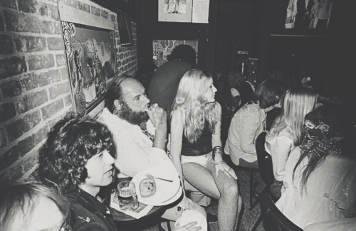 insidemycrazyarms: firethatgrewsolow: lesbohemiens: Led Zeppelin at Rodney’s with groupies and