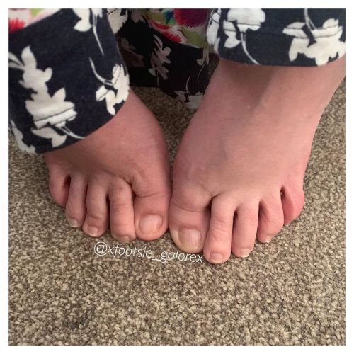 Beautiful bare toes. . . . . #prettytoes #toesofig #toenails #toefetish #barefoot #barefeet #small