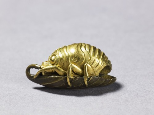 atelierentomologica:19th century Japanese ojime in the form of a beetle on a leaf