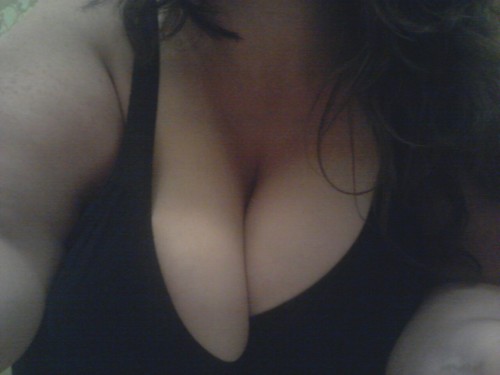 wickedlywenchy:  Cleavage anyone?