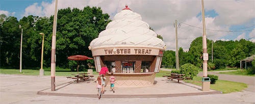 lucreciasmartel: THE FLORIDA PROJECT 2017, dir. Sean Baker.