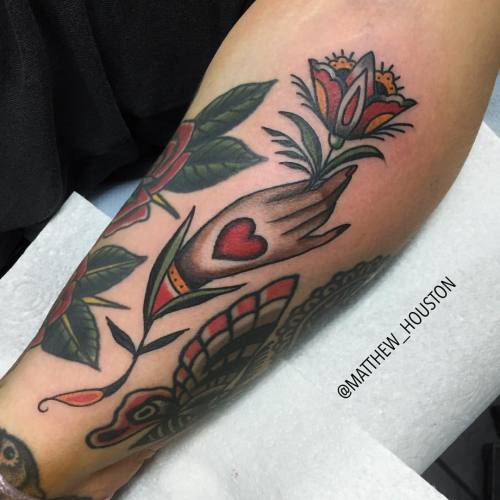 Fun flower freehandy filler on Rachael. #gapfiller #hand #flower #heart #traditional #tattoo @sevend