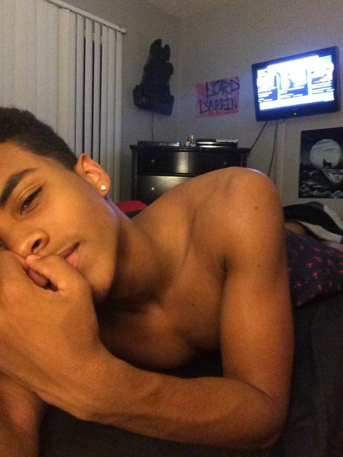 asiagettheyayo:  lickdacake:  ✖️✖️✖️  hes cute but hes prob like 16. bye