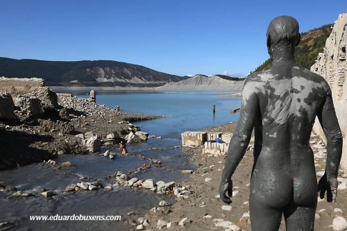 eduardo_buxensBaños de barro en #tiermas con el paisaje del pantano de #yesa