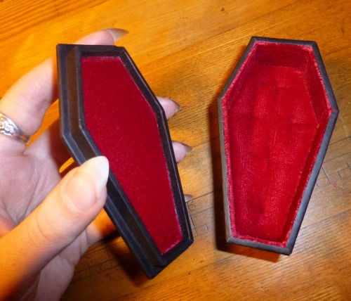 lorenzocheney: I made a tiny little coffin box for book &amp; paper arts class! It looks much be