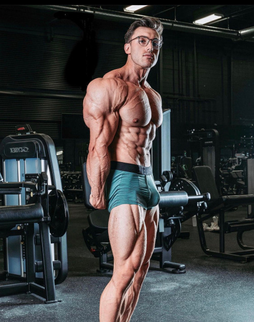 musclemen-glasses:Brandon Harding