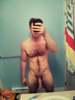 youngandhairymen:Damn he is sexy