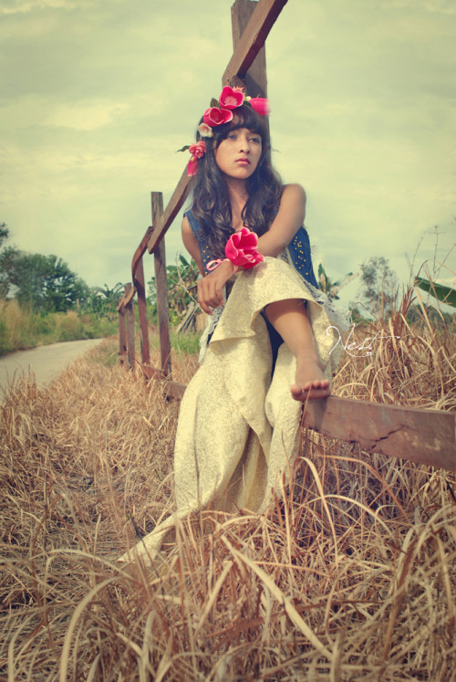 Model Winda - Flowers among hay