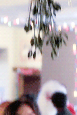 - I Saw Ali Kissing Santa Claus. - Was It A Guy Or Girl? 