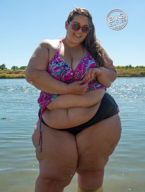 bricout:  grosses filles en short 