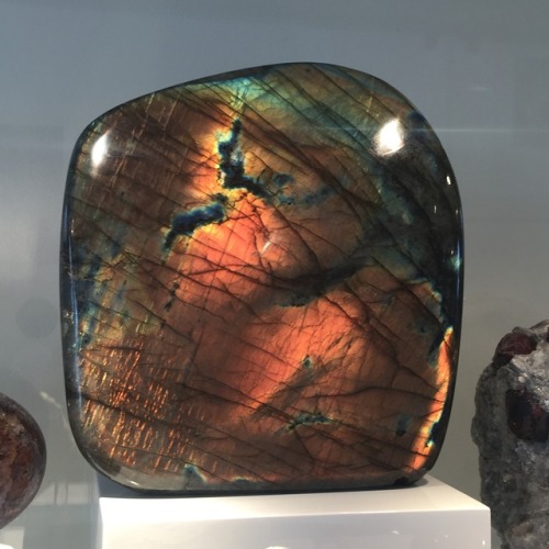 Glowing LabradoriteEverything amazes us here at Venusrox when it comes to the depth and variety of e