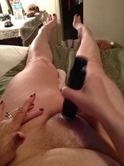 parkercoltrane:floydr84:  Playing with my cum filled pussy and cumming so good for Hubby while he watches!!!!!  wow  So schön erregt