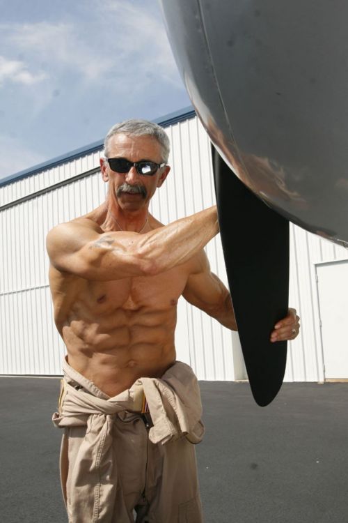 chipmasterson:  yachirobi:  Country singer Aaron Tippin. I don’t like country music but he can sing 