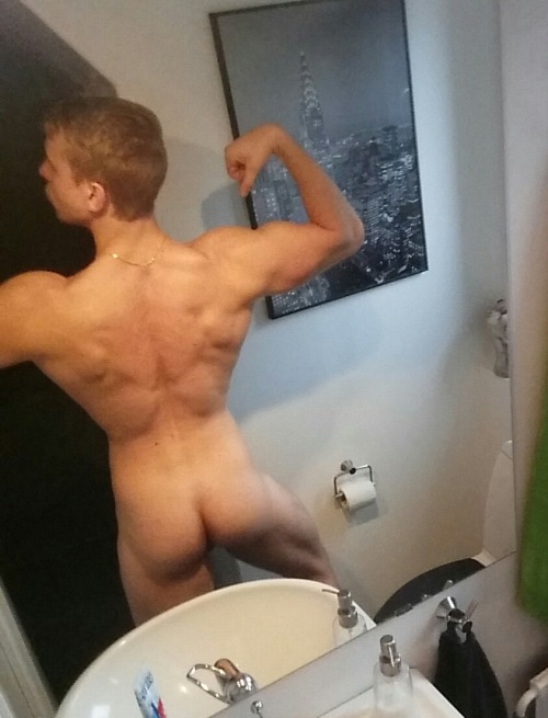 hornyclick:  Uncircumcised muscular white stud